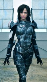 mass_effect_female_shepard_cosplay_05.jpg