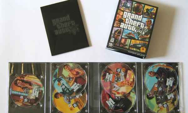 GTA V - 7 Discs Retail Box